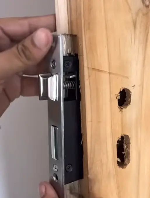 Room door lock installation service in Multan